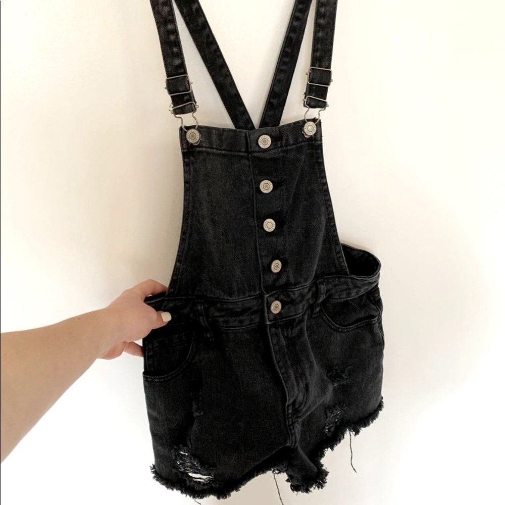 pacsun distressed overall shorts !!